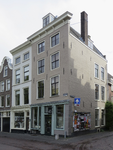 908763 Gezicht op het winkelhoekpand Oudegracht 302 te Utrecht, met rechts de Korte Smeestraat.N.B. bouwjaar: ...